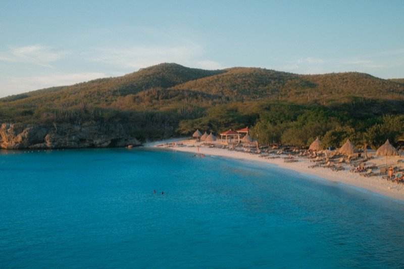 Bahía tropical de agua turquesa bajo colinas verdes, Curazao
