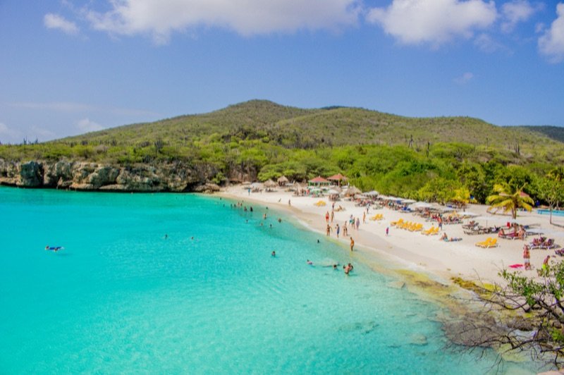 Bahía turquesa y arena blanca en la playa Grote Knip, Curazao